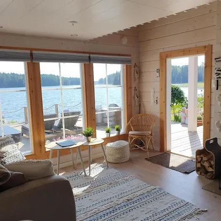 Stunning Log 45m2 On The Shore Of Kallavesi. Сasa de vacaciones